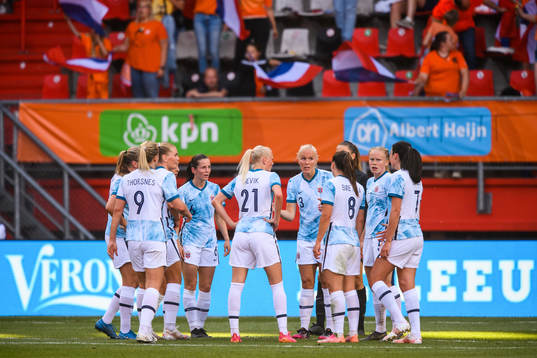 Players of Norway gather