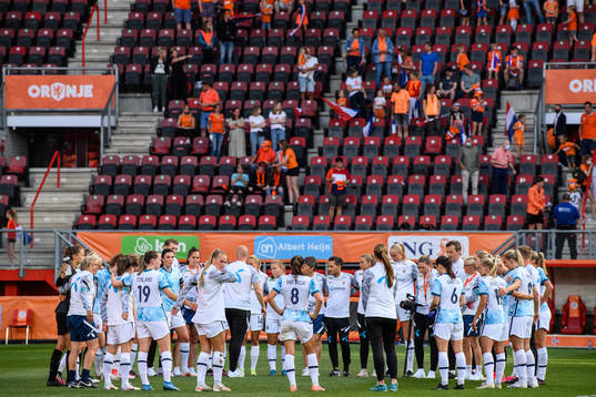 Players of Norway gather
