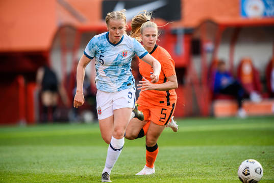 Julie Blakstad of Norway and Kika van Es ne<during the