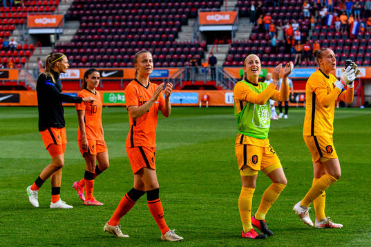 Players of Netherlands thank the spectators