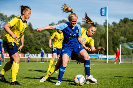 Finlands Dana Leskinen mot Sveriges Cornelia Kapocs och