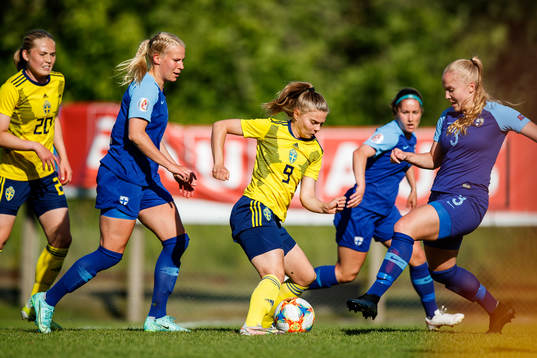 Sveriges Therese Simonsson och Finlands Roosa Toivonen