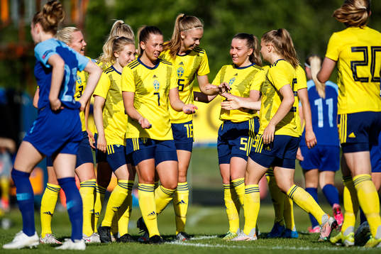 Sveriges Elin Nilsson jublar med lagkamrater