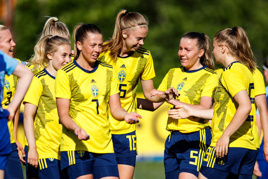 Sveriges Elin Nilsson jublar med lagkamrater