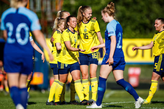 Sveriges Elin Nilsson jublar med lagkamrater