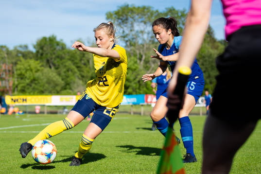 Sveriges Kajsa Törnkvist och Finlands Nana Yang