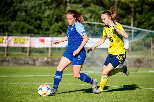 Finlands Emmi Siren och Sveriges Elin Nilsson