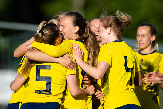 Sveriges Matilda Plan jublar med lagkamrater