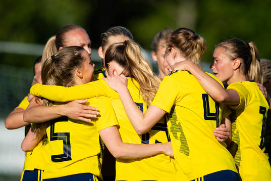 Sveriges Matilda Plan jublar med lagkamrater