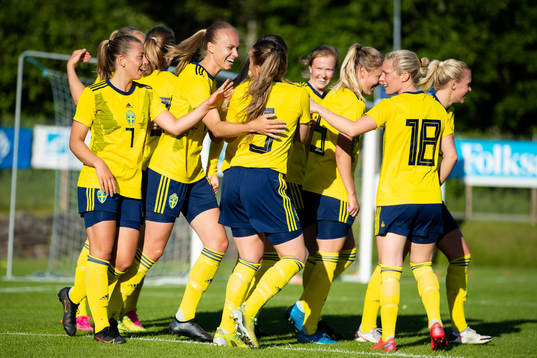 Sveriges Matilda Plan jublar med lagkamrater