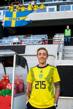 Therese Sjögran with a jersey to celebrate Caroline
