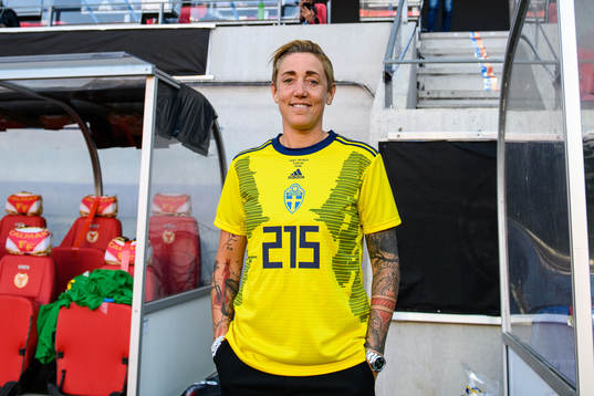 Therese Sjögran with a jersey to celebrate Caroline