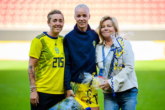 Caroline Seger of Sweden (m) together with Therese Sjögran