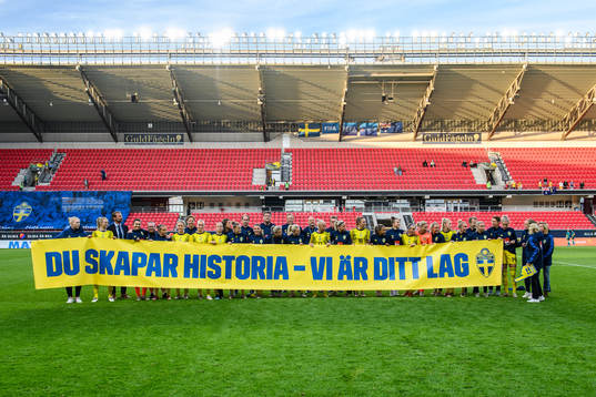 Players of Sweden with a banner to congratulate Caroline