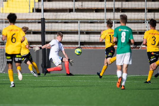 Elfsborgs målvakt Carl Josefsson räddar skott