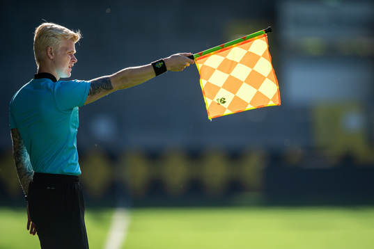 Assisterande domaren vinkar offside