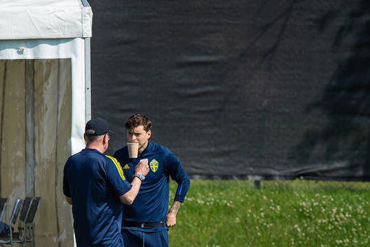 head coach Janne Andersson and Victor Nilsson Lindelöf of