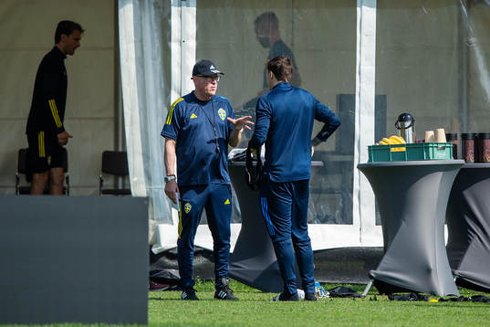 head coach Janne Andersson and Victor Nilsson Lindelöf of