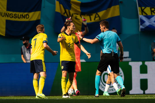 Albin Ekdal of Sweden and referee Daniel Siebert