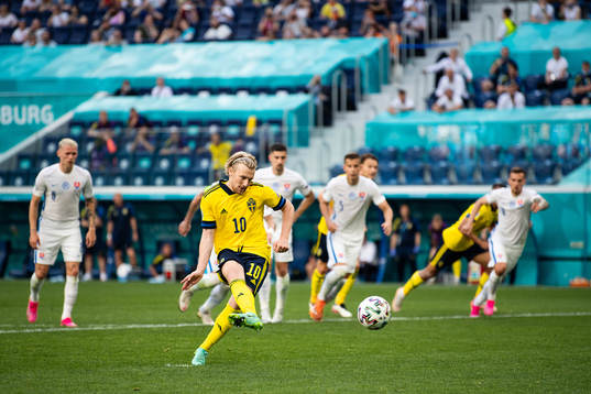 Emil Forsberg of Sweden scores 1-0