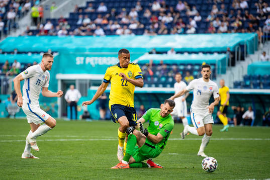 Robin Quaison of Sweden and goalkeeper Martin Dubravka