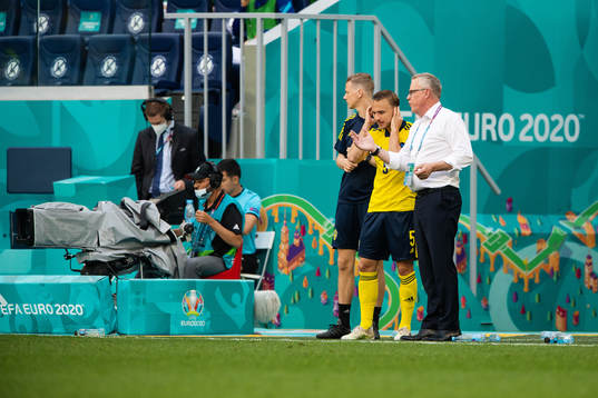 Pierre Bengtsson and head coach Janne Andersson of Sweden