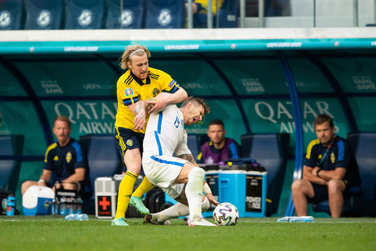 Emil Forsberg of Sweden and Juraj Kucka of Slovakia