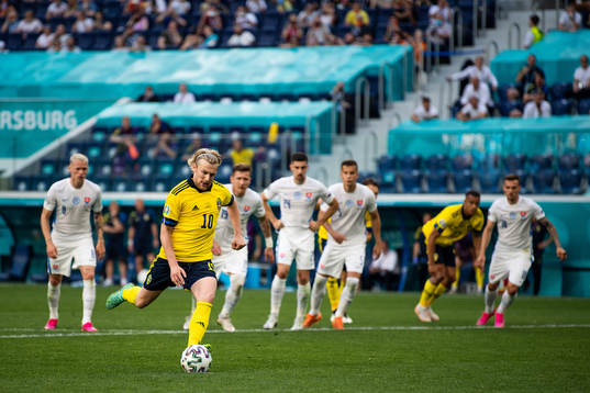 Emil Forsberg of Sweden scores 1-0