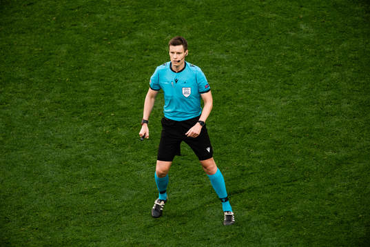 referee Daniel Siebert