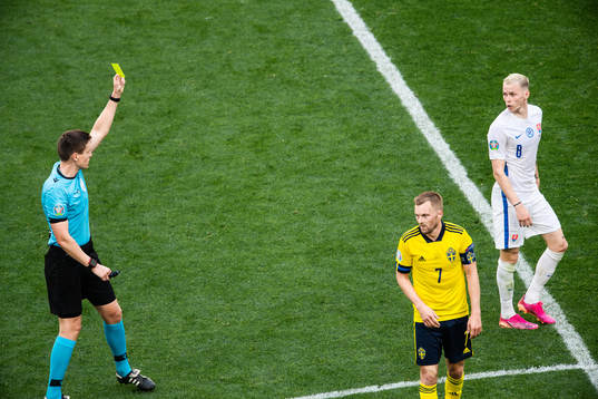 referee Daniel Siebert shows a yellow card to Ondrej Duda