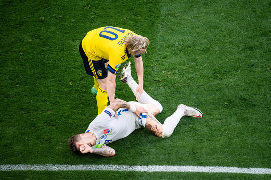 Emil Forsberg of Sweden and Juraj Kucka of Slovakia