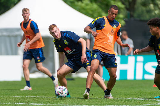 Dejan Kulusevski and Robin Quaison of the Swedish national
