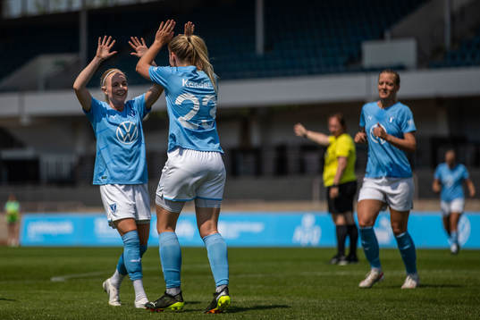 Malmö FFs Melina Skarström och Amanda Kander jublar