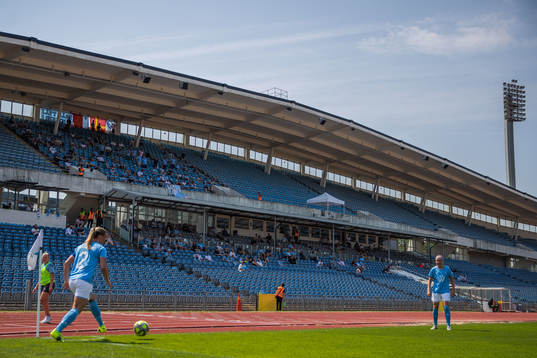 Malmö FFs Beatrice Andersson framför läktaren
