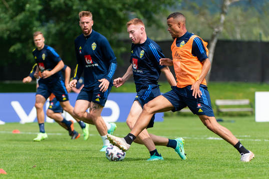 Dejan Kulusevski and Robin Quaison of the Swedish national