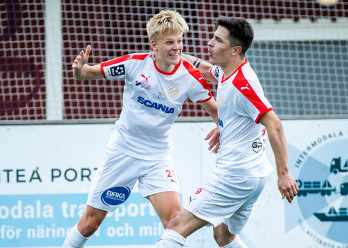 Assyriskas Marcus Linday jublar med Armani Biregeyi