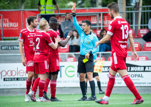 Piteås Henrik Millbert tilldelas ett rött kort