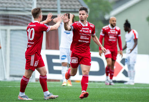 Piteås James Burgin jublar med Fredrik Johansson