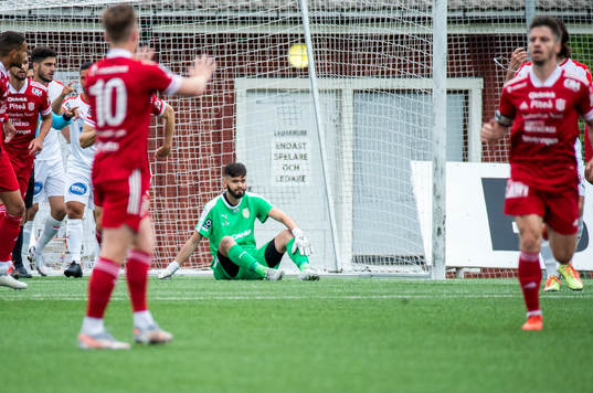 Assyriskas målvakt Nahir Saliba deppar