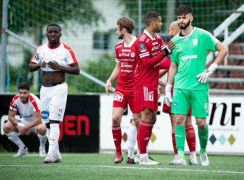 Assyriskas Armani Biregeyi och målvakt Nahir Saliba deppar