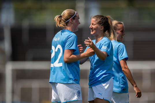 Malmö FFs Rebecka Holm och Lovisa Wifvesson jublar
