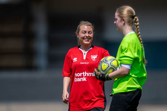 Lindeborgs Lina Robertsson Nyman och målvakt Madeleine