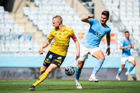 Elfsborgs Johan Larsson och Malmö FFs Antonio Colak