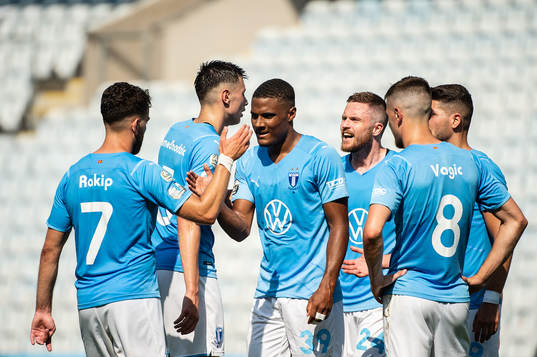 Malmö FFs Amin Sarr jublar med Erdal Rakip och Pavle Vagic