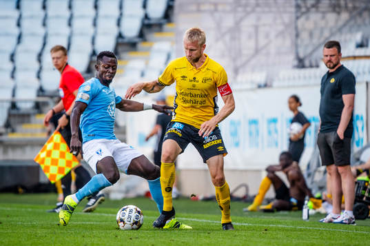 Malmö FFs Bonke Innocent och Elfsborgs Johan Larsson