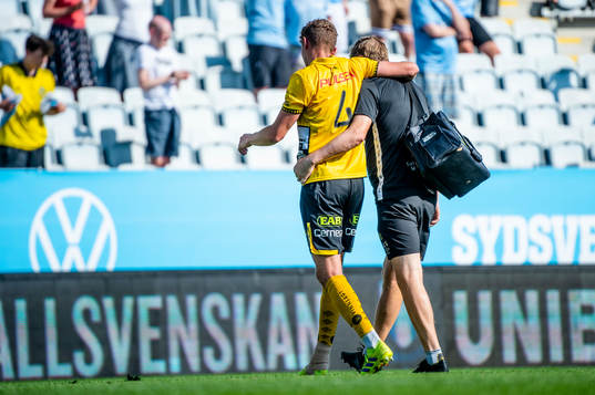 Elfsborgs Christopher McVey hjälps av planen