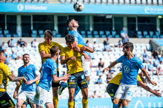 Malmö FFs Anel Ahmedhodzic nickar bollen