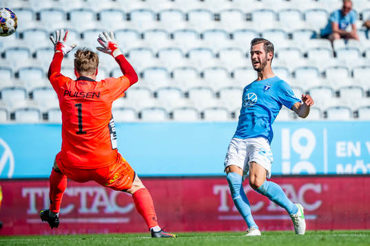Malmö FFs Adi Nalic mot Elfsborgs målvakt Mathias