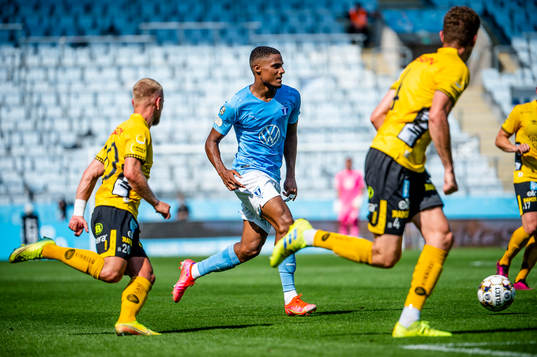 Malmö FFs Amin Sarr mot Elfsborgs Simon Strand och