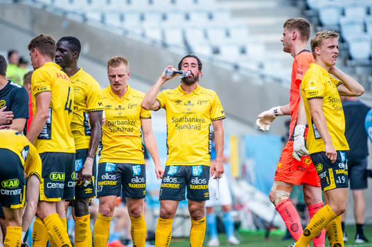 Elfsborgs Frederik Holst i mitten dricker vatten